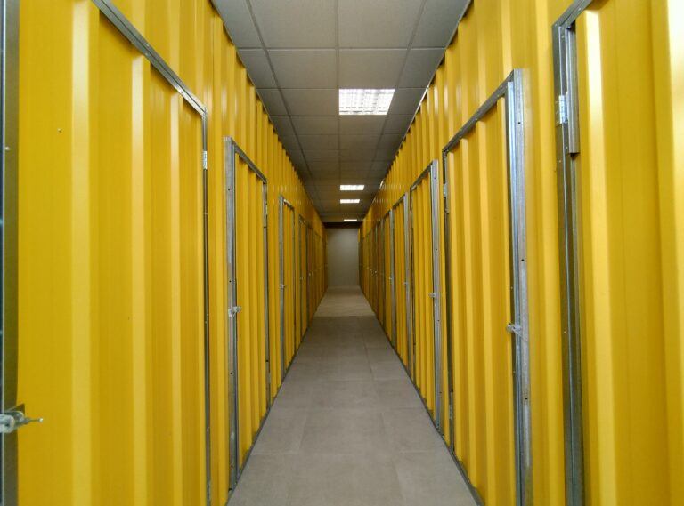 Korytarz z boksami InStorage przy 12 Lutego 25 w Elblągu — zdjęcie poglądowe, nie przedstawia lokalizacji w Malborku